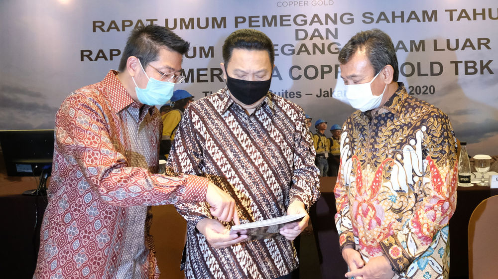 <p>Presiden Direktur PT Merdeka Copper Gold Tbk (MDKA), Tri Boewono (kiri) bersama dengan Komisaris MDKA Garibaldi Thohir (tengah) dan Komisaris Independen MDKA M. Munir (kanan) di sela Rapat Umum Pemegang Saham Tahunan dan Luar Biasa (RUPST dan RUPSLB) di Jakarta, Rabu, 29 Juli 2020. MDKA mencatatkan kinerja gemilang pada 2019 dengan diselesaikannya proyek ekspansi oksida di Tambang Emas Tujuh Bukit serta produksi emas dan perak perusahaan melampaui target 2019 dibandingkan dari tahun sebelumnya. Dalam RUPSLB hari ini, para pemegang saham MDKA menyepakati untuk melakukan pembelian kembali saham atau _buyback_ sebanyak-banyaknya 2% saham dari seluruh modal ditempatkan dan disetor penuh Perseroan dengan alokasi dana maksimal Rp 568 miliar dilaksanakan secara bertahap sampai paling lama 18 bulan. Foto: Ismail Pohan/TrenAsia</p>
