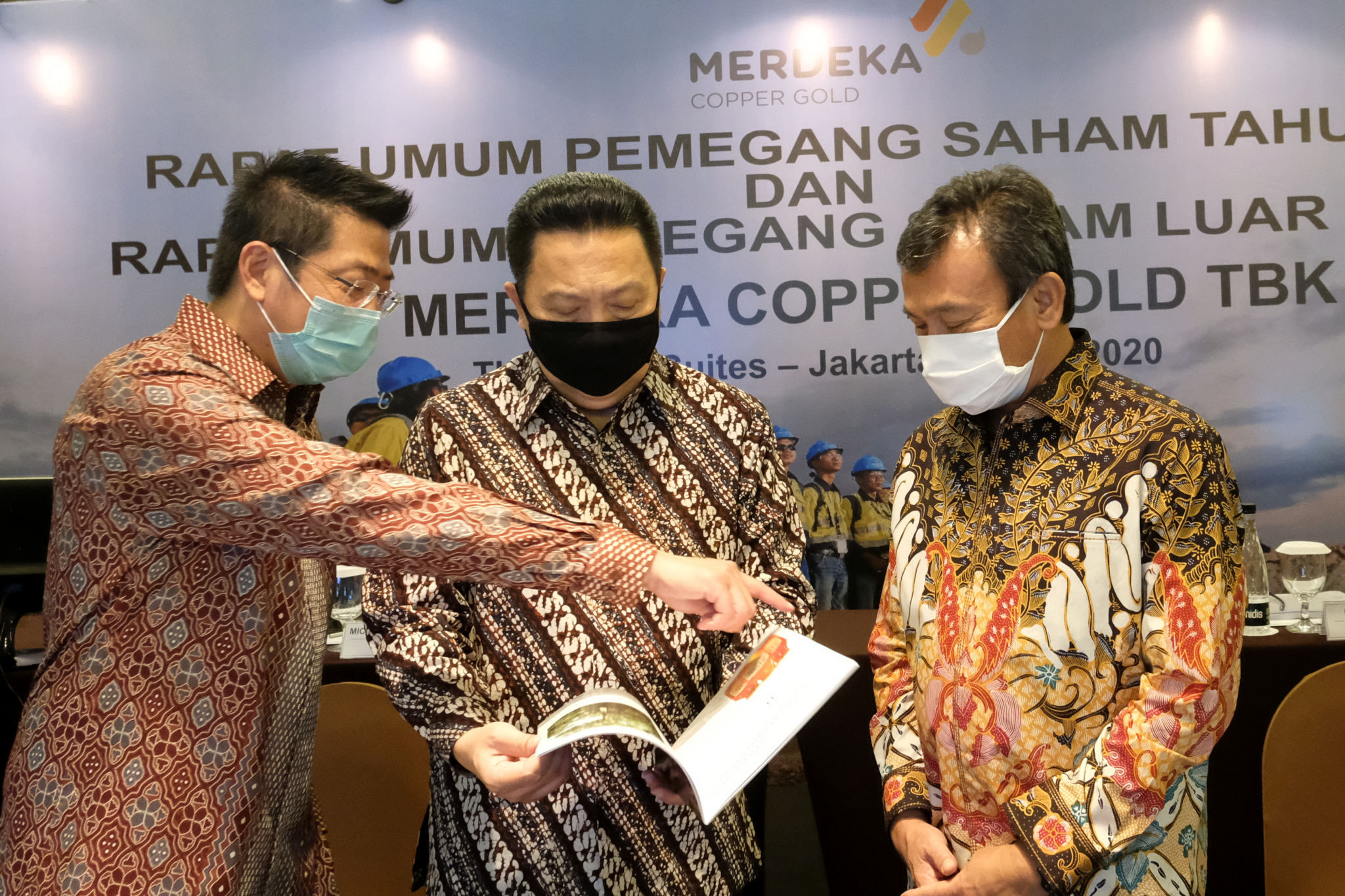 <p>Presiden Direktur PT Merdeka Copper Gold Tbk (MDKA), Tri Boewono (kiri) bersama dengan Komisaris MDKA Garibaldi Thohir (tengah) dan Komisaris Independen MDKA M. Munir (kanan) di sela Rapat Umum Pemegang Saham Tahunan dan Luar Biasa (RUPST dan RUPSLB) di Jakarta, Rabu, 29 Juli 2020. MDKA mencatatkan kinerja gemilang pada 2019 dengan diselesaikannya proyek ekspansi oksida di Tambang Emas Tujuh Bukit serta produksi emas dan perak perusahaan melampaui target 2019 dibandingkan dari tahun sebelumnya. Dalam RUPSLB hari ini, para pemegang saham MDKA menyepakati untuk melakukan pembelian kembali saham atau _buyback_ sebanyak-banyaknya 2% saham dari seluruh modal ditempatkan dan disetor penuh Perseroan dengan alokasi dana maksimal Rp 568 miliar dilaksanakan secara bertahap sampai paling lama 18 bulan. Foto: Ismail Pohan/TrenAsia</p>
