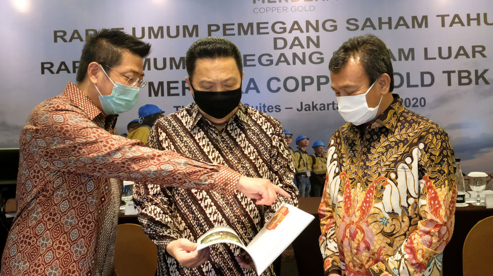 <p>Presiden Direktur PT Merdeka Copper Gold Tbk (MDKA), Tri Boewono (kiri) bersama dengan Komisaris MDKA Garibaldi Thohir (tengah) dan Komisaris Independen MDKA M. Munir (kanan) di sela Rapat Umum Pemegang Saham Tahunan dan Luar Biasa (RUPST dan RUPSLB) di Jakarta, Rabu, 29 Juli 2020. MDKA mencatatkan kinerja gemilang pada 2019 dengan diselesaikannya proyek ekspansi oksida di Tambang Emas Tujuh Bukit serta produksi emas dan perak perusahaan melampaui target 2019 dibandingkan dari tahun sebelumnya. Dalam RUPSLB hari ini, para pemegang saham MDKA menyepakati untuk melakukan pembelian kembali saham atau _buyback_ sebanyak-banyaknya 2% saham dari seluruh modal ditempatkan dan disetor penuh Perseroan dengan alokasi dana maksimal Rp 568 miliar dilaksanakan secara bertahap sampai paling lama 18 bulan. Foto: Ismail Pohan/TrenAsia</p>
