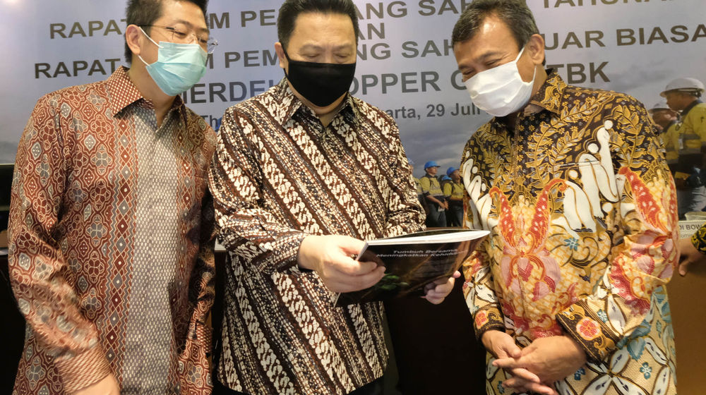 <p>Presiden Direktur PT Merdeka Copper Gold Tbk (MDKA), Tri Boewono (kiri) bersama dengan Komisaris MDKA Garibaldi Thohir (tengah) dan Komisaris Independen MDKA M. Munir (kanan) di sela Rapat Umum Pemegang Saham Tahunan dan Luar Biasa (RUPST dan RUPSLB) di Jakarta, Rabu, 29 Juli 2020. MDKA mencatatkan kinerja gemilang pada 2019 dengan diselesaikannya proyek ekspansi oksida di Tambang Emas Tujuh Bukit serta produksi emas dan perak perusahaan melampaui target 2019 dibandingkan dari tahun sebelumnya. Dalam RUPSLB hari ini, para pemegang saham MDKA menyepakati untuk melakukan pembelian kembali saham atau _buyback_ sebanyak-banyaknya 2% saham dari seluruh modal ditempatkan dan disetor penuh Perseroan dengan alokasi dana maksimal Rp 568 miliar dilaksanakan secara bertahap sampai paling lama 18 bulan. Foto: Ismail Pohan/TrenAsia</p>
