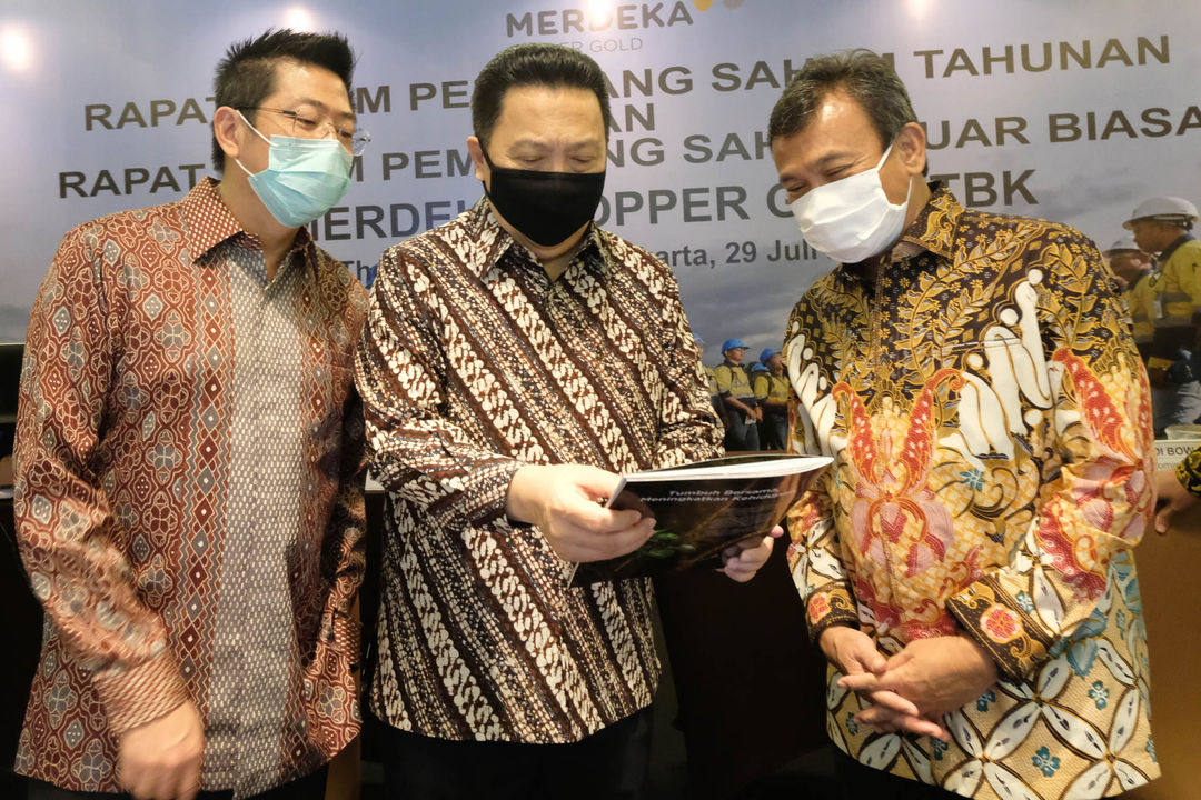 <p>Presiden Direktur PT Merdeka Copper Gold Tbk (MDKA), Tri Boewono (kiri) bersama dengan Komisaris MDKA Garibaldi Thohir (tengah) dan Komisaris Independen MDKA M. Munir (kanan) di sela Rapat Umum Pemegang Saham Tahunan dan Luar Biasa (RUPST dan RUPSLB) di Jakarta, Rabu, 29 Juli 2020. MDKA mencatatkan kinerja gemilang pada 2019 dengan diselesaikannya proyek ekspansi oksida di Tambang Emas Tujuh Bukit serta produksi emas dan perak perusahaan melampaui target 2019 dibandingkan dari tahun sebelumnya. Dalam RUPSLB hari ini, para pemegang saham MDKA menyepakati untuk melakukan pembelian kembali saham atau _buyback_ sebanyak-banyaknya 2% saham dari seluruh modal ditempatkan dan disetor penuh Perseroan dengan alokasi dana maksimal Rp 568 miliar dilaksanakan secara bertahap sampai paling lama 18 bulan. Foto: Ismail Pohan/TrenAsia</p>
