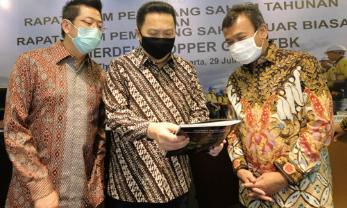 <p>Presiden Direktur PT Merdeka Copper Gold Tbk (MDKA), Tri Boewono (kiri) bersama dengan Komisaris MDKA Garibaldi Thohir (tengah) dan Komisaris Independen MDKA M. Munir (kanan) di sela Rapat Umum Pemegang Saham Tahunan dan Luar Biasa (RUPST dan RUPSLB) di Jakarta, Rabu, 29 Juli 2020. MDKA mencatatkan kinerja gemilang pada 2019 dengan diselesaikannya proyek ekspansi oksida di Tambang Emas Tujuh Bukit serta produksi emas dan perak perusahaan melampaui target 2019 dibandingkan dari tahun sebelumnya. Dalam RUPSLB hari ini, para pemegang saham MDKA menyepakati untuk melakukan pembelian kembali saham atau _buyback_ sebanyak-banyaknya 2% saham dari seluruh modal ditempatkan dan disetor penuh Perseroan dengan alokasi dana maksimal Rp 568 miliar dilaksanakan secara bertahap sampai paling lama 18 bulan. Foto: Ismail Pohan/TrenAsia</p>
