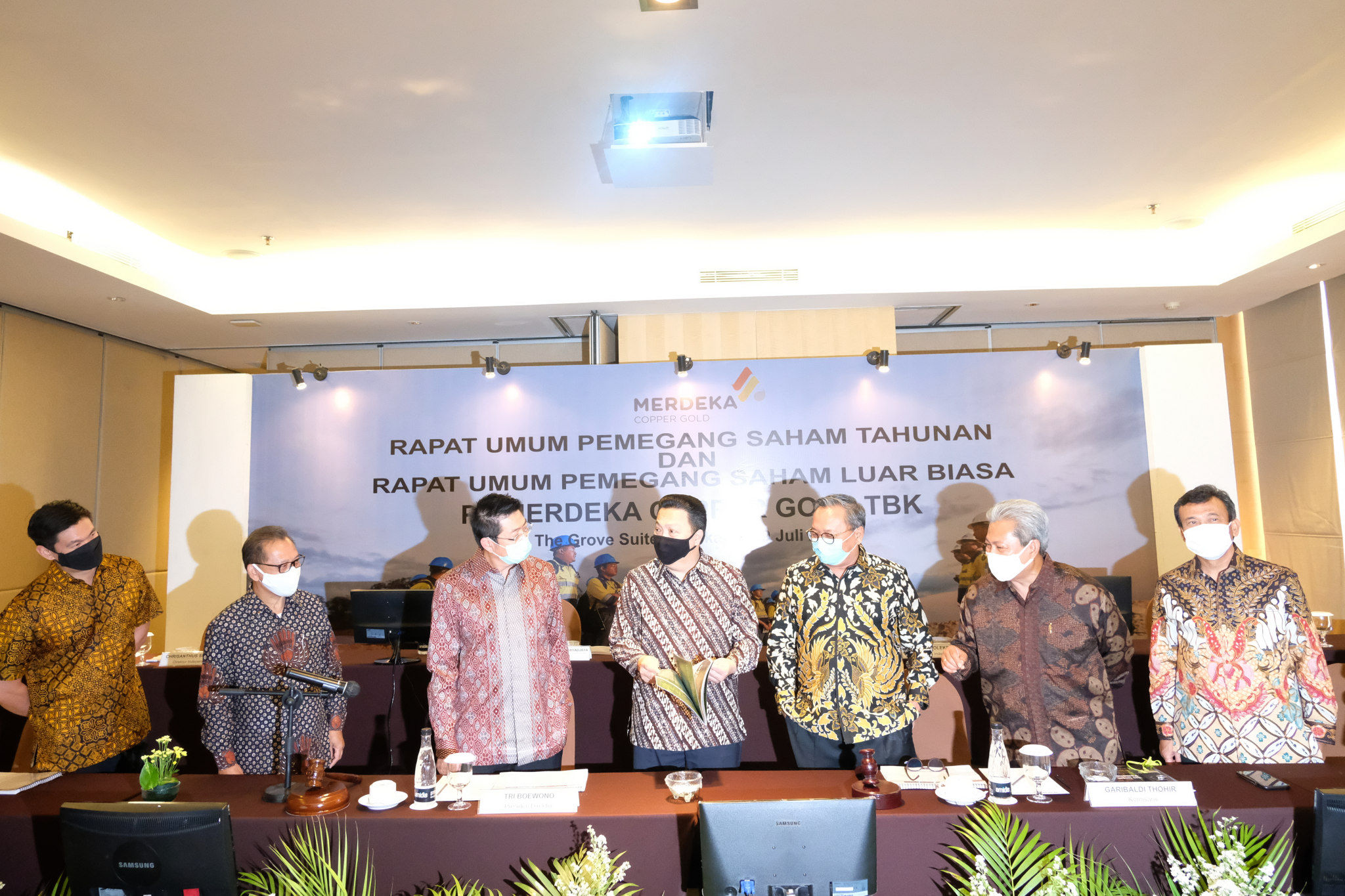 <p>Presiden Direktur PT Merdeka Copper Gold Tbk (MDKA) Tri Boewono (ketiga kiri) bersama dengan Komisaris MDKA Garibaldi Thohir (tengah), Direktur MDKA Michael Soeryadjaya (kiri), Direktur Independen MDKA Chrisanthus Supriyo (kedua kiri), Komisaris MDKA Heri Sunaryadi (ketiga kanan), Komisaris Independen MDKA Budi Bowoleksono (kedua kanan), dan Komisaris Independen MDKA M. Munir (kanan) berbincang sebelum memulai Rapat Umum Pemegang Saham Tahunan dan Luar Biasa (RUPST dan RUPSLB) di Jakarta, Rabu, 29 Juli 2020. MDKA mencatatkan kinerja gemilang pada 2019 dengan diselesaikannya proyek ekspansi oksida di Tambang Emas Tujuh Bukit serta produksi emas dan perak perusahaan melampaui target 2019 dibandingkan tahun sebelumnya. Dalam RUPSLB hari ini, para pemegang saham MDKA menyepakati untuk melakukan pembelian kembali saham atau _buyback_ sebanyak-banyaknya 2% saham dari seluruh modal ditempatkan dan disetor penuh perseroan dengan alokasi dana maksimal Rp 568 miliar dilaksanakan secara bertahap sampai paling lama 18 bulan. Foto: Ismail Pohan/TrenAsia</p>
