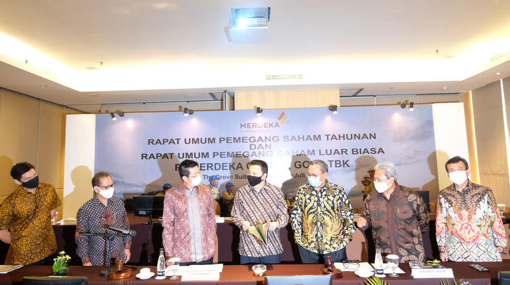 <p>Presiden Direktur PT Merdeka Copper Gold Tbk (MDKA) Tri Boewono (ketiga kiri) bersama dengan Komisaris MDKA Garibaldi Thohir (tengah), Direktur MDKA Michael Soeryadjaya (kiri), Direktur Independen MDKA Chrisanthus Supriyo (kedua kiri), Komisaris MDKA Heri Sunaryadi (ketiga kanan), Komisaris Independen MDKA Budi Bowoleksono (kedua kanan), dan Komisaris Independen MDKA M. Munir (kanan) berbincang sebelum memulai Rapat Umum Pemegang Saham Tahunan dan Luar Biasa (RUPST dan RUPSLB) di Jakarta, Rabu, 29 Juli 2020. MDKA mencatatkan kinerja gemilang pada 2019 dengan diselesaikannya proyek ekspansi oksida di Tambang Emas Tujuh Bukit serta produksi emas dan perak perusahaan melampaui target 2019 dibandingkan tahun sebelumnya. Dalam RUPSLB hari ini, para pemegang saham MDKA menyepakati untuk melakukan pembelian kembali saham atau _buyback_ sebanyak-banyaknya 2% saham dari seluruh modal ditempatkan dan disetor penuh perseroan dengan alokasi dana maksimal Rp 568 miliar dilaksanakan secara bertahap sampai paling lama 18 bulan. Foto: Ismail Pohan/TrenAsia</p>
