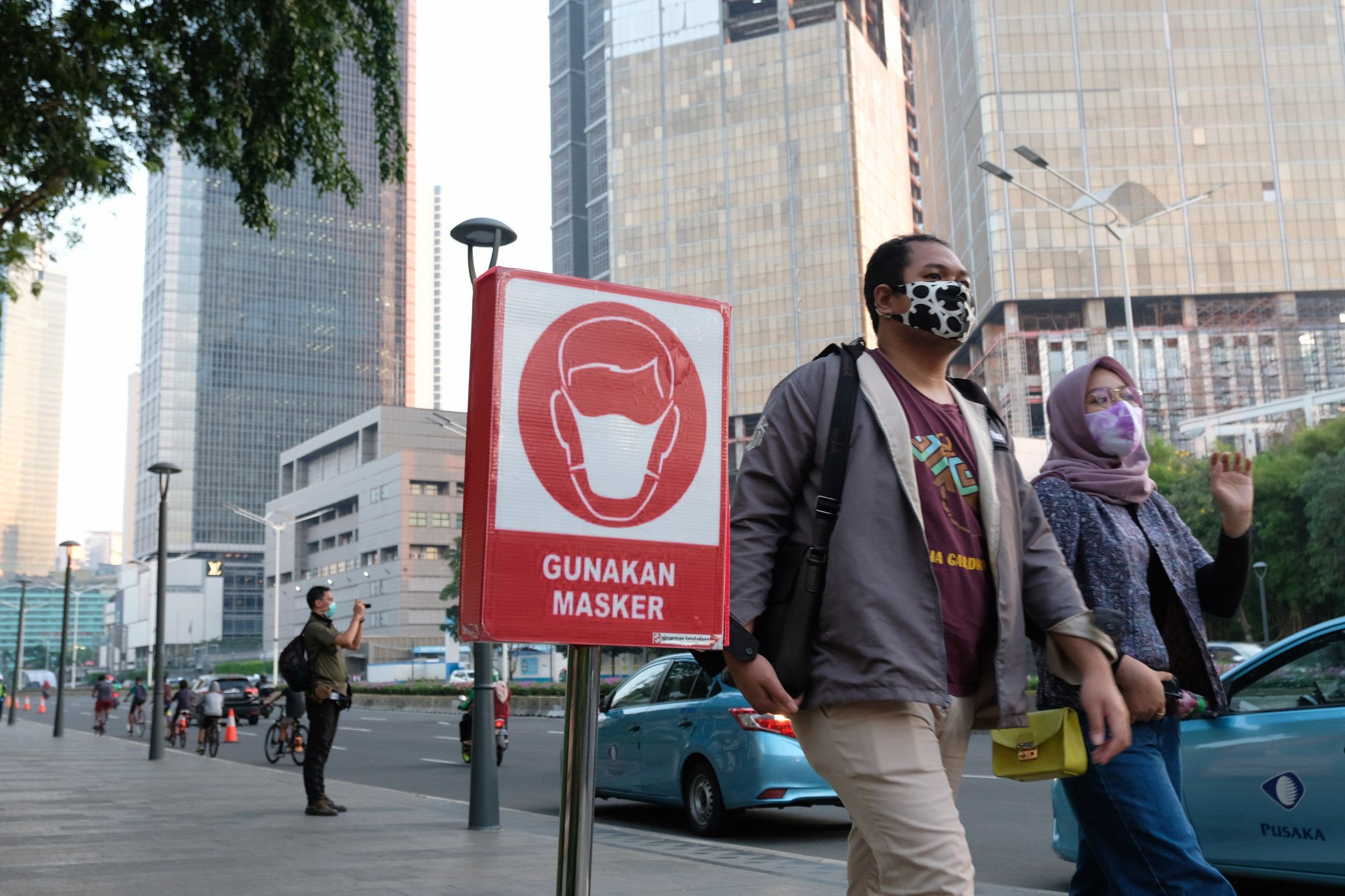 <p>Warga berjalan di kawasan Thamrin, Jakarta, Senin, 27 Juli 2020. Foto: Ismail Pohan/TrenAsia</p>
