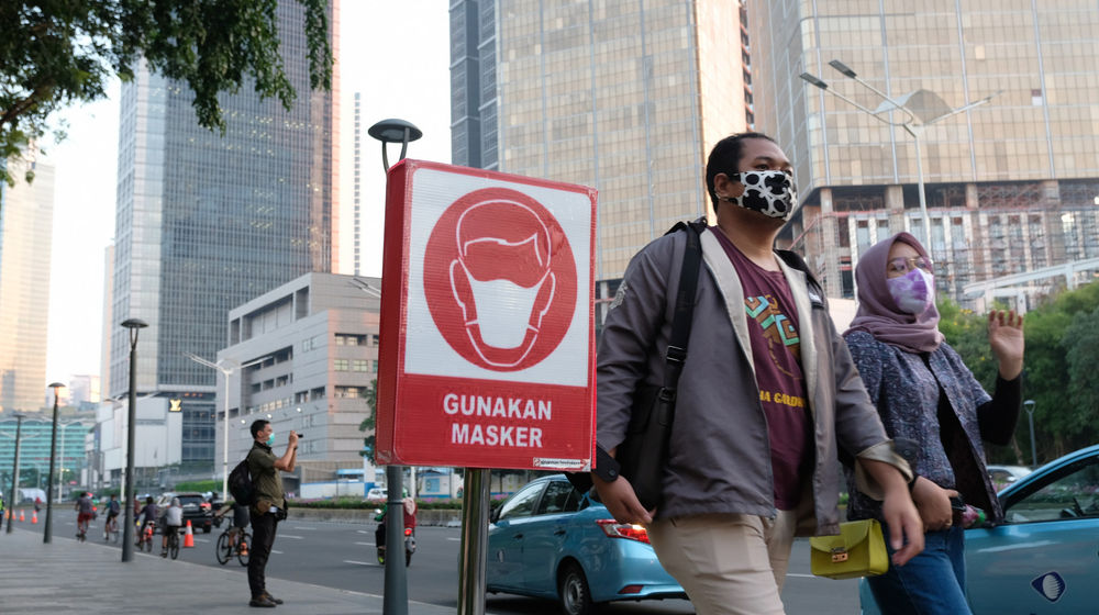 <p>Warga berjalan di kawasan Thamrin, Jakarta, Senin, 27 Juli 2020. Foto: Ismail Pohan/TrenAsia</p>

