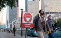 <p>Warga berjalan di kawasan Thamrin, Jakarta, Senin, 27 Juli 2020. Foto: Ismail Pohan/TrenAsia</p>
