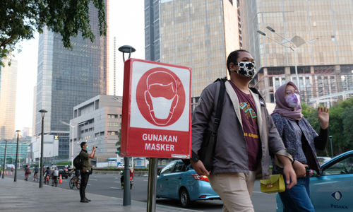 <p>Warga berjalan di kawasan Thamrin, Jakarta, Senin, 27 Juli 2020. Foto: Ismail Pohan/TrenAsia</p>
