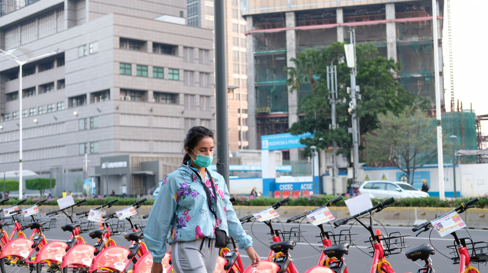 <p>Warga berjalan usai jam kerja di kawasan Thamrin, Jakarta Senin 27 Juli 2020. kini Jakarta dihantui dengan penyebaran Covid-19 di perkantoran. Foto: Ismail Pohan/TrenAsia</p>
