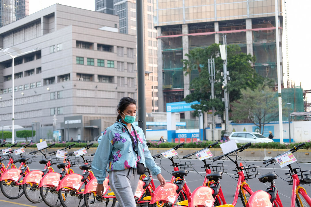 <p>Warga berjalan usai jam kerja di kawasan Thamrin, Jakarta Senin 27 Juli 2020. kini Jakarta dihantui dengan penyebaran Covid-19 di perkantoran. Foto: Ismail Pohan/TrenAsia</p>
