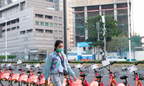 <p>Warga berjalan usai jam kerja di kawasan Thamrin, Jakarta Senin 27 Juli 2020. kini Jakarta dihantui dengan penyebaran Covid-19 di perkantoran. Foto: Ismail Pohan/TrenAsia</p>