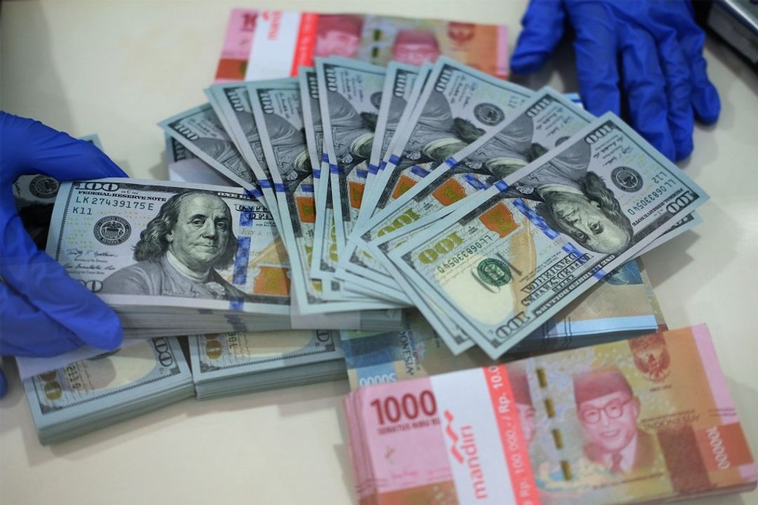 <p>Karyawan menunjukkan uang Dolar Amerika Serikat (AS) di salah satu Bank BUMN di Jakarta, Selasa 2 Juni 2020. Nilai tukar rupiah terhadap dolar Amerika Serikat (AS) menguat cukup signifikan, pada penutupan perdagangan hari ini, nilai tukar rupiah di pasar spot ditutup menguat 195 poin atau 1,33 persen ke level Rp14.415 per dolar AS. Sementara itu, indeks dolar AS terpantau menguat 0,039 poin atau 0,04 persen ke level 97,869 pada pukul 14.53 WIB. New Normal yang akan diberlakukan secara bertahap dianggap menjadi sentimen positif terhadap pergerakan pasar saat ini. Foto: Ismail pohan/TreAsia</p>
