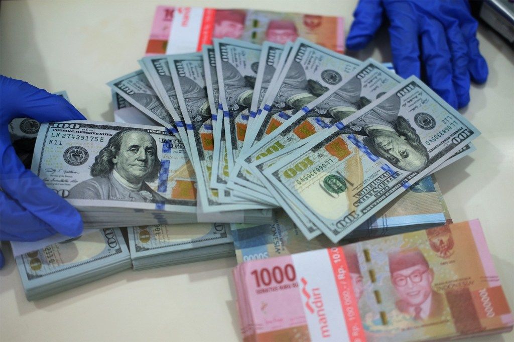 <p>Nilai tukar rupiah pagi ini, Jumat, 6 November 2020 berada di level Rp14.380 per dolar AS, menguat 185 bps sebesar 1,27% dibandingkan penutupan kemarin, Kamis, 5 November 2020 di level Rp14.565 per dolar AS. / Foto: Ismail Pohan &#8211; Tren Asia</p>
