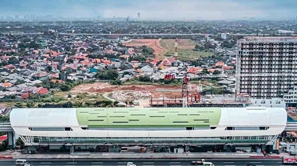 <p>Stasiun LRT Jati Cempaka Bekasi yang berdampingan langsung dengan hunian apartemen Transit Oriented Development (TOD) LRT City milik PT Adhi Karya (Persero) Tbk. / Facebook @adhikaryaID</p>
