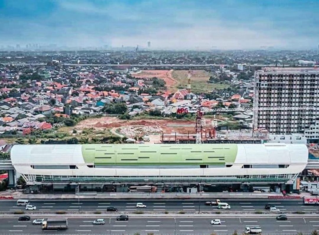 <p>Stasiun LRT Jati Cempaka Bekasi yang berdampingan langsung dengan hunian apartemen Transit Oriented Development (TOD) LRT City milik PT Adhi Karya (Persero) Tbk. / Facebook @adhikaryaID</p>
