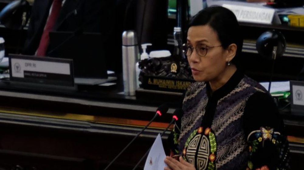 <p>Menteri Keuangan Sri Mulyani Indrawati menyerahkan Laporan Keuangan Pemerintah Pusat (LKPP) Tahun 2019 kepada Ketua DPR RI, Puan Maharani pada Rapat Paripurna DPR di Kompleks Parlemen, Senayan, Jakarta, Kamis, 16 Juli 2020. Rapat tersebut beragendakan penyampaian Rancangan Undang-Undang (RUU) tentang Pertanggungjawaban atas Pelaksanaan APBN (P2APBN) TA 2019. Foto: Ismail Pohan/TrenAsia</p>
