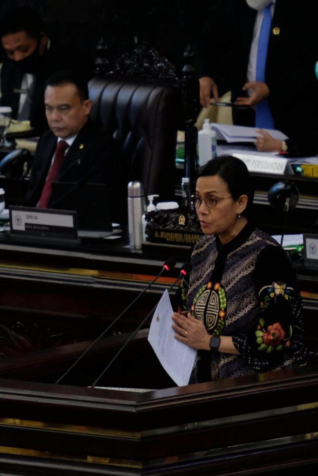 <p>Menteri Keuangan Sri Mulyani Indrawati menyerahkan Laporan Keuangan Pemerintah Pusat (LKPP) Tahun 2019 kepada Ketua DPR RI, Puan Maharani pada Rapat Paripurna DPR di Kompleks Parlemen, Senayan, Jakarta, Kamis, 16 Juli 2020. Rapat tersebut beragendakan penyampaian Rancangan Undang-Undang (RUU) tentang Pertanggungjawaban atas Pelaksanaan APBN (P2APBN) TA 2019. Foto: Ismail Pohan/TrenAsia</p>
