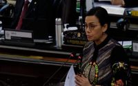 <p>Menteri Keuangan Sri Mulyani Indrawati menyerahkan Laporan Keuangan Pemerintah Pusat (LKPP) Tahun 2019 kepada Ketua DPR RI, Puan Maharani pada Rapat Paripurna DPR di Kompleks Parlemen, Senayan, Jakarta, Kamis, 16 Juli 2020. Rapat tersebut beragendakan penyampaian Rancangan Undang-Undang (RUU) tentang Pertanggungjawaban atas Pelaksanaan APBN (P2APBN) TA 2019. Foto: Ismail Pohan/TrenAsia</p>
