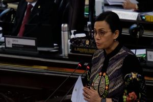 <p>Menteri Keuangan Sri Mulyani Indrawati menyerahkan Laporan Keuangan Pemerintah Pusat (LKPP) Tahun 2019 kepada Ketua DPR RI, Puan Maharani pada Rapat Paripurna DPR di Kompleks Parlemen, Senayan, Jakarta, Kamis, 16 Juli 2020. Rapat tersebut beragendakan penyampaian Rancangan Undang-Undang (RUU) tentang Pertanggungjawaban atas Pelaksanaan APBN (P2APBN) TA 2019. Foto: Ismail Pohan/TrenAsia</p>
