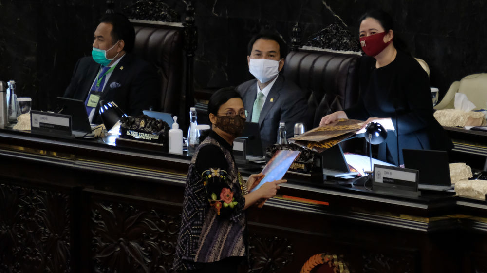<p>Menteri Keuangan Sri Mulyani Indrawati menyerahkan Laporan Keuangan Pemerintah Pusat (LKPP) Tahun 2019 kepada Ketua DPR RI, Puan Maharani pada Rapat Paripurna DPR di Kompleks Parlemen, Senayan, Jakarta, Kamis, 16 Juli 2020. Rapat tersebut beragendakan penyampaian Rancangan Undang-Undang (RUU) tentang Pertanggungjawaban atas Pelaksanaan APBN (P2APBN) TA 2019. Foto: Ismail Pohan/TrenAsia</p>
