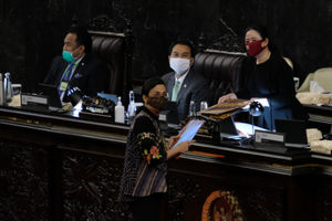 <p>Menteri Keuangan Sri Mulyani Indrawati menyerahkan Laporan Keuangan Pemerintah Pusat (LKPP) Tahun 2019 kepada Ketua DPR RI, Puan Maharani pada Rapat Paripurna DPR di Kompleks Parlemen, Senayan, Jakarta, Kamis, 16 Juli 2020. Rapat tersebut beragendakan penyampaian Rancangan Undang-Undang (RUU) tentang Pertanggungjawaban atas Pelaksanaan APBN (P2APBN) TA 2019. Foto: Ismail Pohan/TrenAsia</p>
