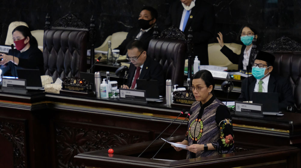 <p>Menteri Keuangan Sri Mulyani Indrawati menyampaikan Laporan Keuangan Pemerintah Pusat (LKPP) Tahun 2019 pada Rapat Paripurna DPR di Kompleks Parlemen, Senayan, Jakarta, Kamis, 16 Juli 2020. Rapat tersebut beragendakan penyampaian Rancangan Undang-Undang (RUU) tentang Pertanggungjawaban atas Pelaksanaan APBN (P2APBN) TA 2019. Foto: Ismail Pohan/TrenAsia</p>
