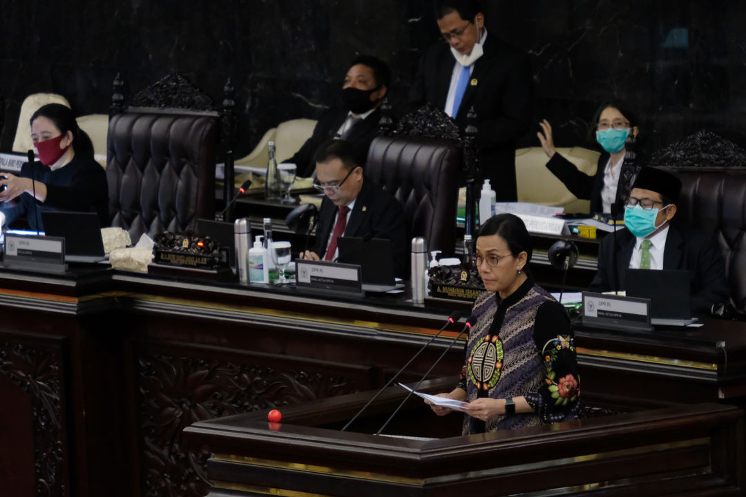 <p>Menteri Keuangan Sri Mulyani Indrawati menyampaikan Laporan Keuangan Pemerintah Pusat (LKPP) Tahun 2019 pada Rapat Paripurna DPR di Kompleks Parlemen, Senayan, Jakarta, Kamis, 16 Juli 2020. Rapat tersebut beragendakan penyampaian Rancangan Undang-Undang (RUU) tentang Pertanggungjawaban atas Pelaksanaan APBN (P2APBN) TA 2019. Foto: Ismail Pohan/TrenAsia</p>
