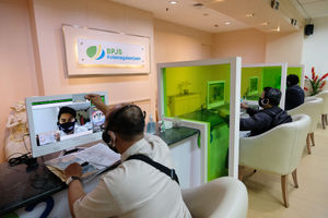 <p>Peserta BP Jamsostek berkomunikasi dengan petugas pelayanan saat melakukan klaim melalui Layanan Tanpa Kontak Fisik (Lapak Asik) di kantor Cabang Jakarta Menara Jamsostek, Jakarta, Jum’at, 10 Juli 2020. Seiring dengan meningkatnya gelombang pemutusan hubungan kerja di tengah pandemi Covid-19, klaim BPJS Ketenagakerjaan turut melonjak. Pencairan tabungan di BP Jamsostek menjadi alternatif untuk mendukung daya beli pekerja yang tergerus. Sementara dalam rangka adaptasi kebiasaan baru dan untuk memutus penyebaran virus corona, BP Jamsostek telah menerapkan protokol pelayanan secara daring dan tanpa pertemuan secara fisik. Foto: Ismail Pohan/TrenAsia</p>
