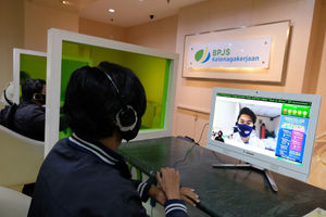 <p>Peserta BP Jamsostek berkomunikasi dengan petugas pelayanan saat melakukan klaim melalui Layanan Tanpa Kontak Fisik (Lapak Asik) di kantor Cabang Jakarta Menara Jamsostek, Jakarta, Jum’at, 10 Juli 2020. Seiring dengan meningkatnya gelombang pemutusan hubungan kerja di tengah pandemi Covid-19, klaim BPJS Ketenagakerjaan turut melonjak. Pencairan tabungan di BP Jamsostek menjadi alternatif untuk mendukung daya beli pekerja yang tergerus. Sementara dalam rangka adaptasi kebiasaan baru dan untuk memutus penyebaran virus corona, BP Jamsostek telah menerapkan protokol pelayanan secara daring dan tanpa pertemuan secara fisik. Foto: Ismail Pohan/TrenAsia</p>
