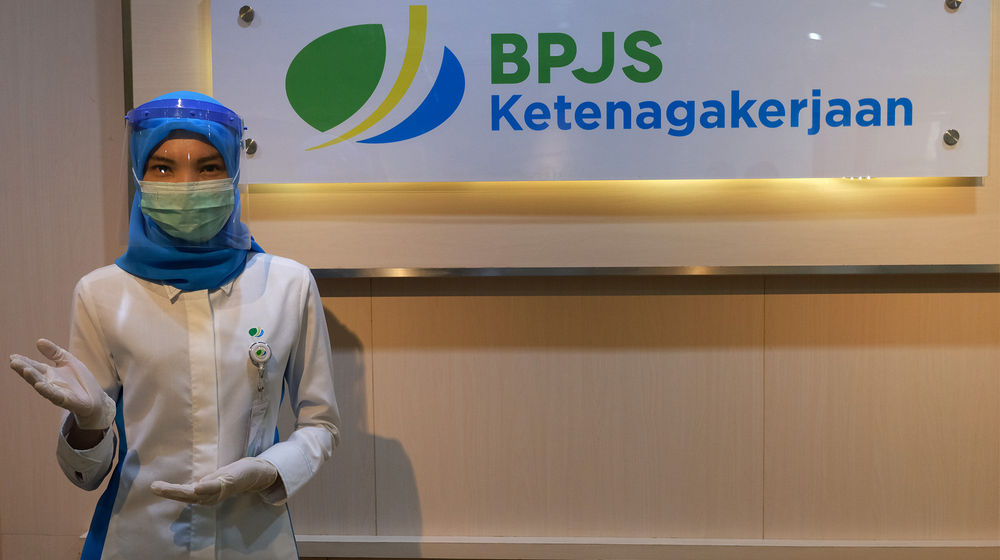 <p>Karyawan memberikan salam sambut peserta BP Jamsostek yang datang untuk melakukan klaim melalui Layanan Tanpa Kontak Fisik (Lapak Asik) di kantor Cabang Jakarta Menara Jamsostek, Jakarta, Jum’at, 10 Juli 2020. Seiring dengan meningkatnya gelombang pemutusan hubungan kerja di tengah pandemi Covid-19, klaim BPJS Ketenagakerjaan turut melonjak. Pencairan tabungan di BP Jamsostek menjadi alternatif untuk mendukung daya beli pekerja yang tergerus. Sementara dalam rangka adaptasi kebiasaan baru dan untuk memutus penyebaran virus corona, BP Jamsostek telah menerapkan protokol pelayanan secara daring dan tanpa pertemuan secara fisik. Foto: Ismail Pohan/TrenAsia</p>
