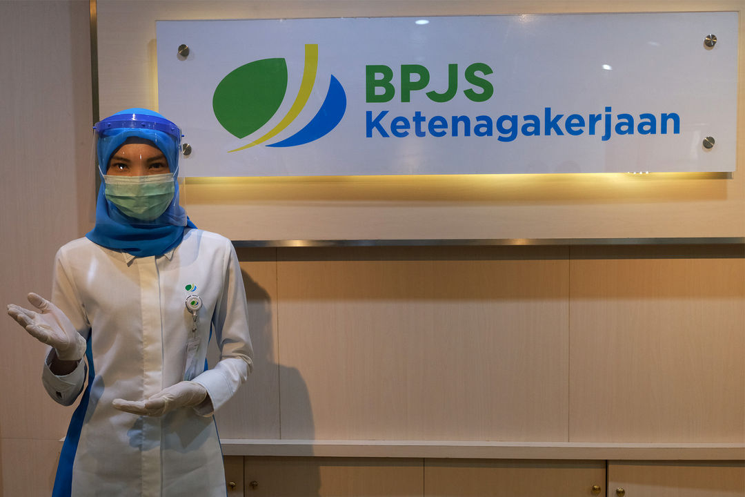 <p>Karyawan memberikan salam sambut peserta BP Jamsostek yang datang untuk melakukan klaim melalui Layanan Tanpa Kontak Fisik (Lapak Asik) di kantor Cabang Jakarta Menara Jamsostek, Jakarta, Jum&#8217;at, 10 Juli 2020. Seiring dengan meningkatnya gelombang pemutusan hubungan kerja di tengah pandemi Covid-19, klaim BPJS Ketenagakerjaan turut melonjak. Pencairan tabungan di BP Jamsostek menjadi alternatif untuk mendukung daya beli pekerja yang tergerus. Sementara dalam rangka adaptasi kebiasaan baru dan untuk memutus penyebaran virus corona, BP Jamsostek telah menerapkan protokol pelayanan secara daring dan tanpa pertemuan secara fisik. Foto: Ismail Pohan/TrenAsia</p>
