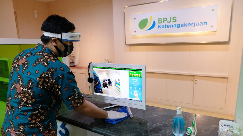 <p>Pekerja mensterilkan kembali bilik yang digunakan Peserta BP Jamsostek untuk melakukan klaim melalui Layanan Tanpa Kontak Fisik (Lapak Asik) di kantor Cabang Jakarta Menara Jamsostek, Jakarta, Jum’at, 10 Juli 2020. Seiring dengan meningkatnya gelombang pemutusan hubungan kerja di tengah pandemi Covid-19, klaim BPJS Ketenagakerjaan turut melonjak. Pencairan tabungan di BP Jamsostek menjadi alternatif untuk mendukung daya beli pekerja yang tergerus. Sementara dalam rangka adaptasi kebiasaan baru dan untuk memutus penyebaran virus corona, BP Jamsostek telah menerapkan protokol pelayanan secara daring dan tanpa pertemuan secara fisik. Foto: Ismail Pohan/TrenAsia</p>
