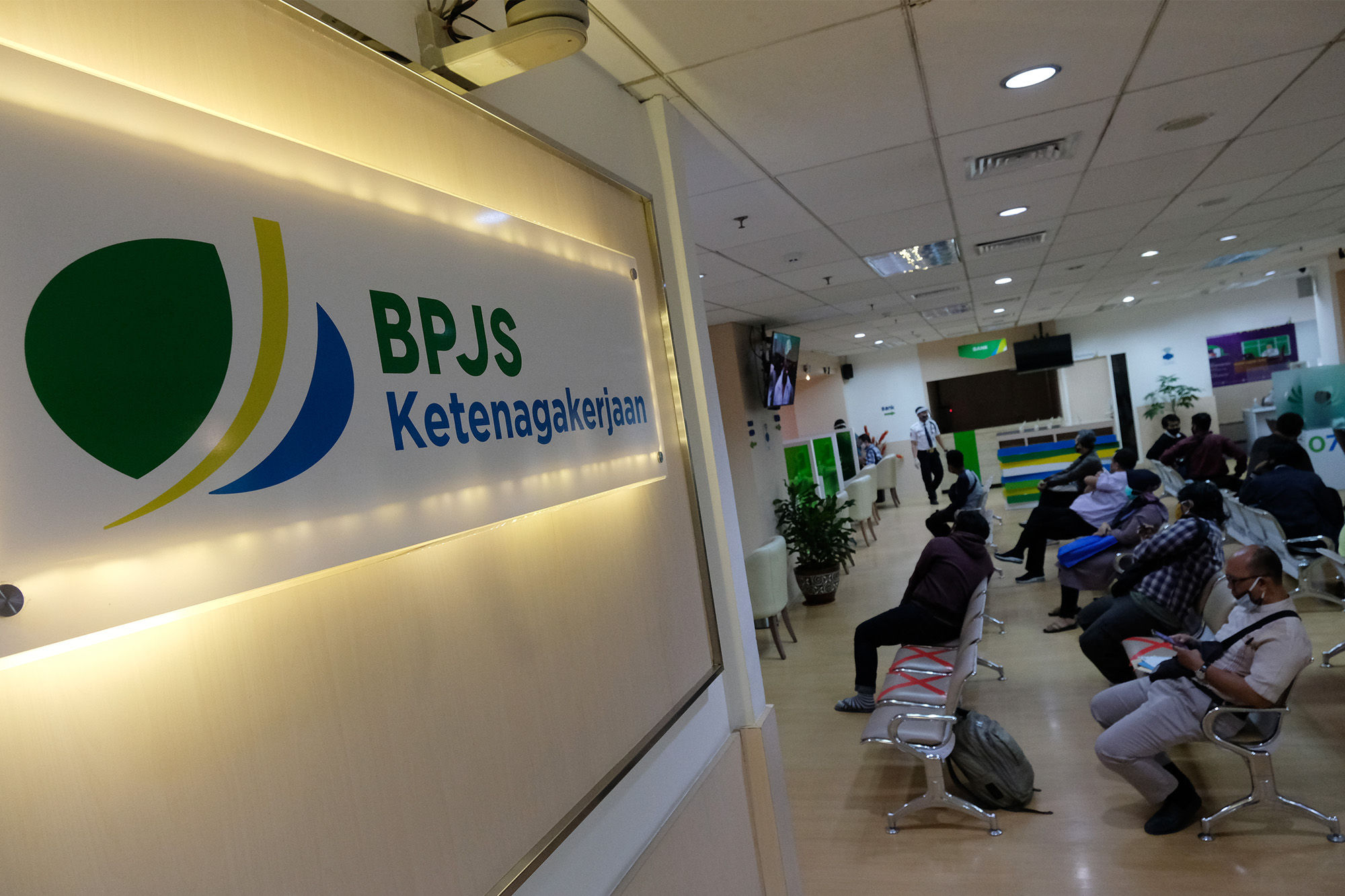 <p>Peserta BP Jamsostek mengantre untuk melakukan klaim melalui Layanan Tanpa Kontak Fisik (Lapak Asik) di kantor Cabang Jakarta Menara Jamsostek, Jakarta, Jum&#8217;at, 10 Juli 2020. Seiring dengan meningkatnya gelombang pemutusan hubungan kerja di tengah pandemi Covid-19, klaim BPJS Ketenagakerjaan turut melonjak. Pencairan tabungan di BP Jamsostek menjadi alternatif untuk mendukung daya beli pekerja yang tergerus. Sementara dalam rangka adaptasi kebiasaan baru dan untuk memutus penyebaran virus corona, BP Jamsostek telah menerapkan protokol pelayanan secara daring dan tanpa pertemuan secara fisik. Foto: Ismail Pohan/TrenAsia</p>
