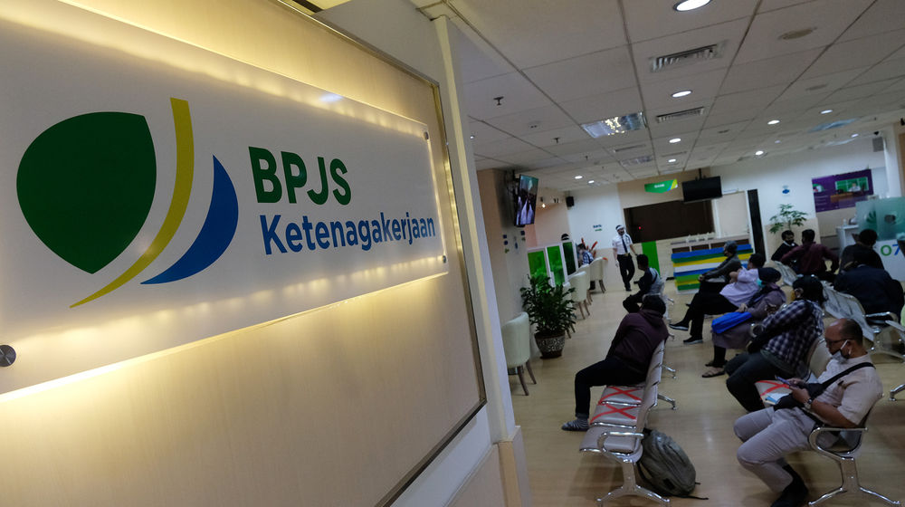 <p>Peserta BP Jamsostek mengantre untuk melakukan klaim melalui Layanan Tanpa Kontak Fisik (Lapak Asik) di kantor Cabang Jakarta Menara Jamsostek, Jakarta, Jum’at, 10 Juli 2020. Seiring dengan meningkatnya gelombang pemutusan hubungan kerja di tengah pandemi Covid-19, klaim BPJS Ketenagakerjaan turut melonjak. Pencairan tabungan di BP Jamsostek menjadi alternatif untuk mendukung daya beli pekerja yang tergerus. Sementara dalam rangka adaptasi kebiasaan baru dan untuk memutus penyebaran virus corona, BP Jamsostek telah menerapkan protokol pelayanan secara daring dan tanpa pertemuan secara fisik. Foto: Ismail Pohan/TrenAsia</p>

