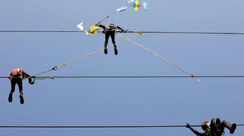 <p>Bahaya bermain layang-layang di kabel listrik PLN. / Istimewa</p>
