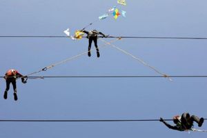 <p>Bahaya bermain layang-layang di kabel listrik PLN. / Istimewa</p>
