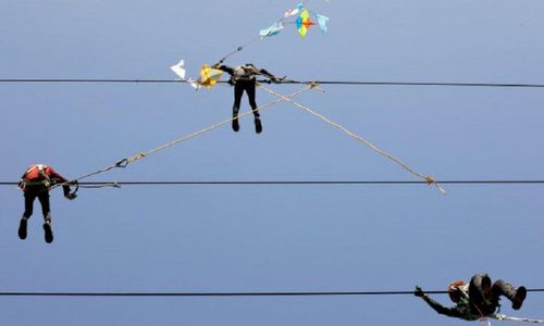 <p>Bahaya bermain layang-layang di kabel listrik PLN. / Istimewa</p>
