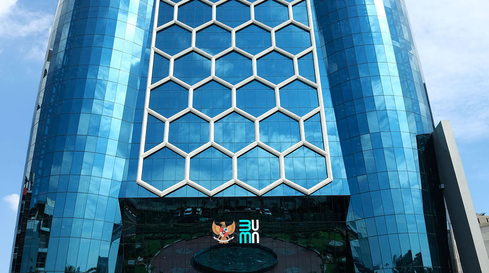 <p>Suasana Gedung dengan logo baru Kementerian Badan Usaha Milik Negara (BUMN) di Gedung Kementerian BUMN, Jakarta, Senin, 6 Juli 2020. Logo baru yang diluncurkan pada Rabu, 1 Juli 2020 menjadi simbolisasi dari visi dan misi kementerian maupun seluruh BUMN dalam menatap era kekinian yang penuh tantangan sekaligus kesempatan. Foto: Ismail Pohan/TrenAsia</p>
