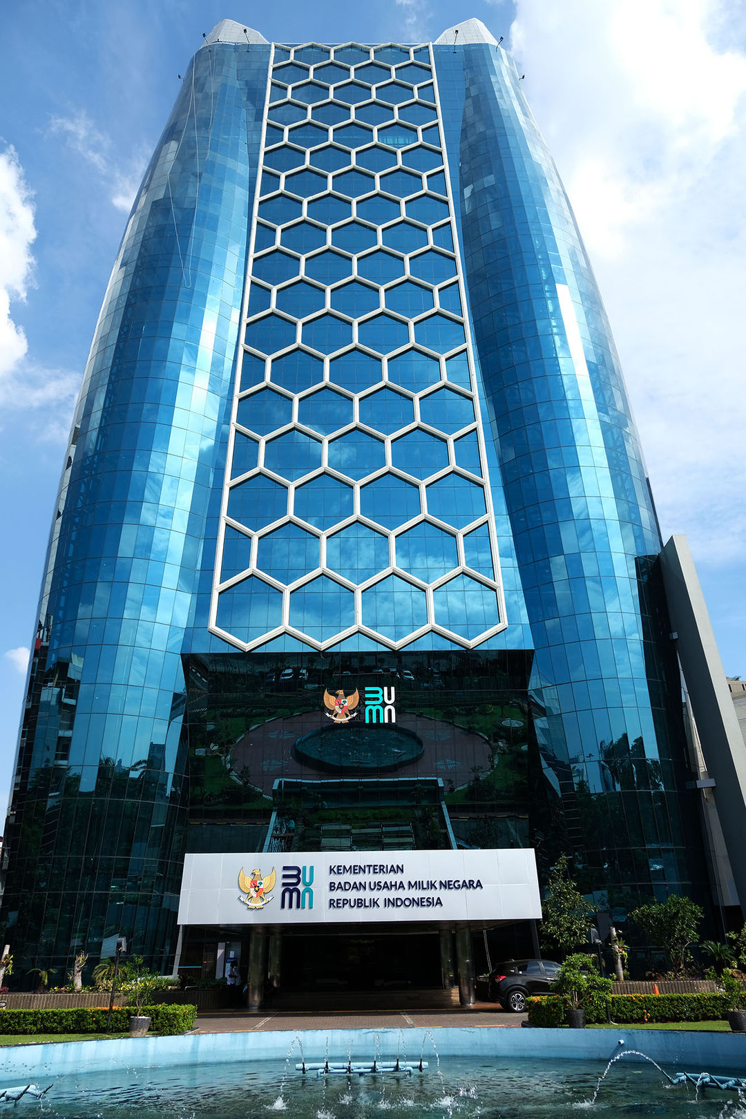 <p>Suasana Gedung dengan logo baru Kementerian Badan Usaha Milik Negara (BUMN) di Gedung Kementerian BUMN, Jakarta, Senin, 6 Juli 2020. Logo baru yang diluncurkan pada Rabu, 1 Juli 2020 menjadi simbolisasi dari visi dan misi kementerian maupun seluruh BUMN dalam menatap era kekinian yang penuh tantangan sekaligus kesempatan. Foto: Ismail Pohan/TrenAsia</p>
