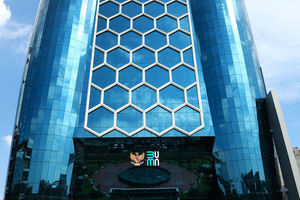 <p>Suasana Gedung dengan logo baru Kementerian Badan Usaha Milik Negara (BUMN) di Gedung Kementerian BUMN, Jakarta, Senin, 6 Juli 2020. Logo baru yang diluncurkan pada Rabu, 1 Juli 2020 menjadi simbolisasi dari visi dan misi kementerian maupun seluruh BUMN dalam menatap era kekinian yang penuh tantangan sekaligus kesempatan. Foto: Ismail Pohan/TrenAsia</p>