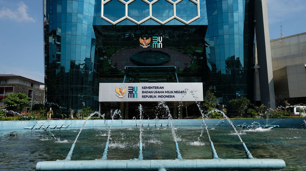 <p>Tampak logo baru Kementerian Badan Usaha Milik Negara (BUMN) di Gedung Kementerian BUMN, Jakarta, Senin, 6 Juli 2020. Logo baru yang diluncurkan pada Rabu, 1 Juli 2020 menjadi simbolisasi dari visi dan misi kementerian maupun seluruh BUMN dalam menatap era kekinian yang penuh tantangan sekaligus kesempatan. Foto: Ismail Pohan/TrenAsia</p>
