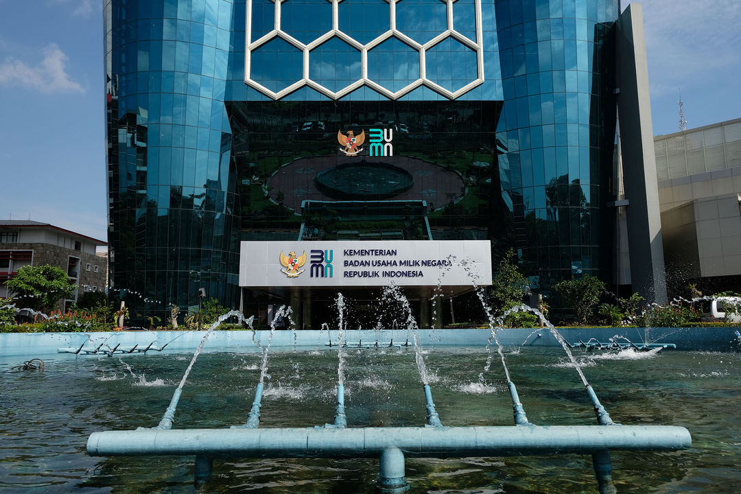 <p>Tampak logo baru Kementerian Badan Usaha Milik Negara (BUMN) di Gedung Kementerian BUMN, Jakarta, Senin, 6 Juli 2020. Logo baru yang diluncurkan pada Rabu, 1 Juli 2020 menjadi simbolisasi dari visi dan misi kementerian maupun seluruh BUMN dalam menatap era kekinian yang penuh tantangan sekaligus kesempatan. Foto: Ismail Pohan/TrenAsia</p>
