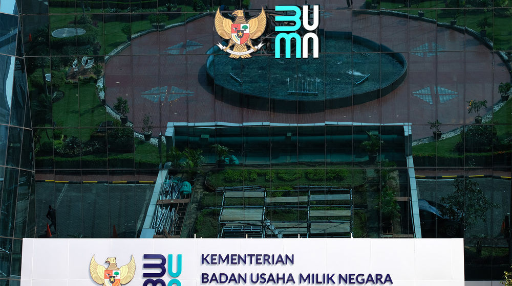 <p>Tampak logo baru Kementerian Badan Usaha Milik Negara (BUMN) di Gedung Kementerian BUMN, Jakarta, Senin, 6 Juli 2020. Logo baru yang diluncurkan pada Rabu, 1 Juli 2020 menjadi simbolisasi dari visi dan misi kementerian maupun seluruh BUMN dalam menatap era kekinian yang penuh tantangan sekaligus kesempatan. Foto: Ismail Pohan/TrenAsia</p>

