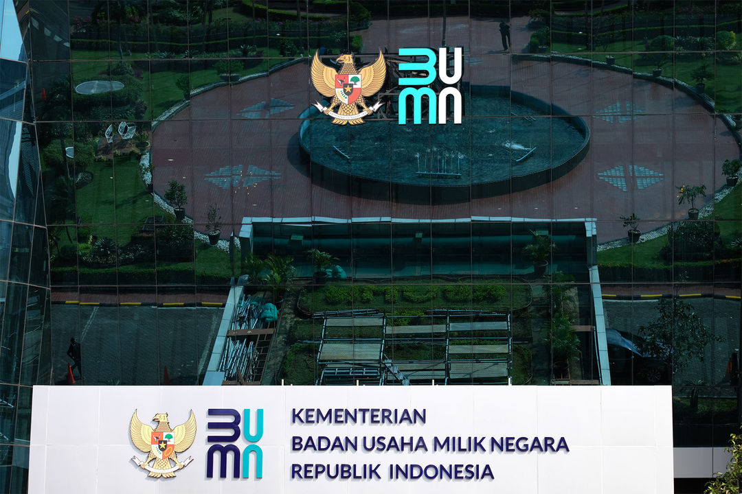 <p>Tampak logo baru Kementerian Badan Usaha Milik Negara (BUMN) di Gedung Kementerian BUMN, Jakarta, Senin, 6 Juli 2020. Logo baru yang diluncurkan pada Rabu, 1 Juli 2020 menjadi simbolisasi dari visi dan misi kementerian maupun seluruh BUMN dalam menatap era kekinian yang penuh tantangan sekaligus kesempatan. Foto: Ismail Pohan/TrenAsia</p>
