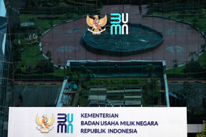 <p>Tampak logo baru Kementerian Badan Usaha Milik Negara (BUMN) di Gedung Kementerian BUMN, Jakarta, Senin, 6 Juli 2020. Logo baru yang diluncurkan pada Rabu, 1 Juli 2020 menjadi simbolisasi dari visi dan misi kementerian maupun seluruh BUMN dalam menatap era kekinian yang penuh tantangan sekaligus kesempatan. Foto: Ismail Pohan/TrenAsia</p>
