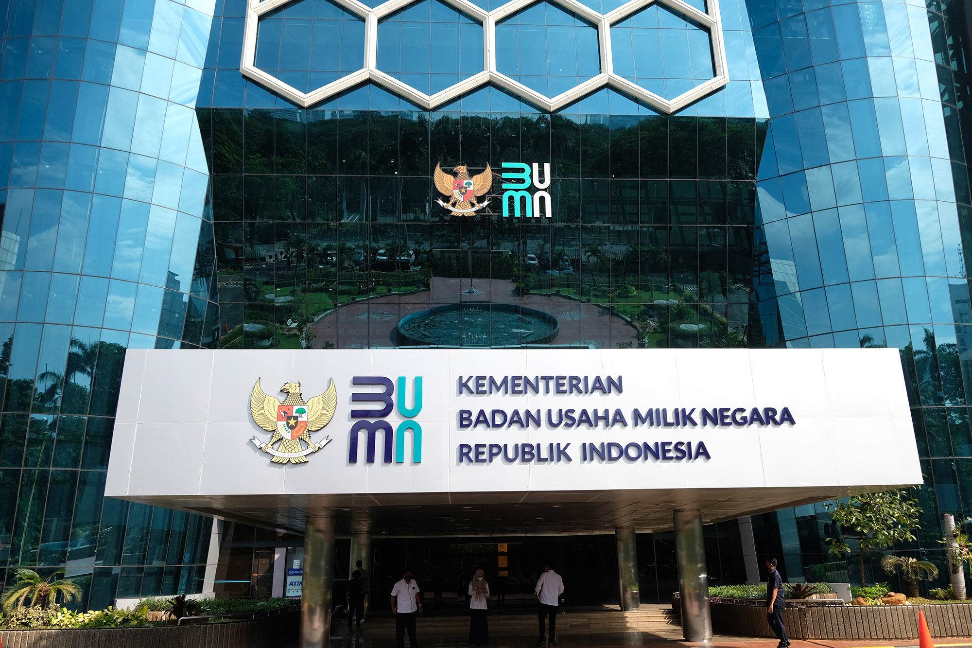 Karyawan beraktivitas di dekat logo baru Kementerian Badan Usaha Milik Negara (BUMN) di Gedung Kementerian BUMN, Jakarta, Senin, 6 Juli 2020.