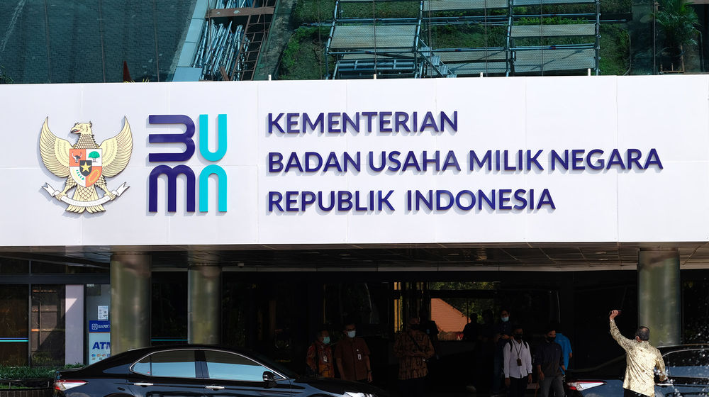 <p>Karyawan beraktivitas di dekat logo baru Kementerian Badan Usaha Milik Negara (BUMN) di Gedung Kementerian BUMN, Jakarta, Senin, 6 Juli 2020. Logo baru yang diluncurkan pada Rabu, 1 Juli 2020 menjadi simbolisasi dari visi dan misi kementerian maupun seluruh BUMN dalam menatap era kekinian yang penuh tantangan sekaligus kesempatan. Foto: Ismail Pohan/TrenAsia</p>

