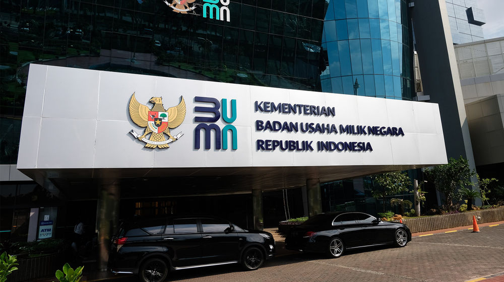 <p>Tampak logo baru Kementerian Badan Usaha Milik Negara (BUMN) di Gedung Kementerian BUMN, Jakarta, Senin, 6 Juli 2020. Logo baru yang diluncurkan pada Rabu, 1 Juli 2020 menjadi simbolisasi dari visi dan misi kementerian maupun seluruh BUMN dalam menatap era kekinian yang penuh tantangan sekaligus kesempatan. Foto: Ismail Pohan/TrenAsia</p>
