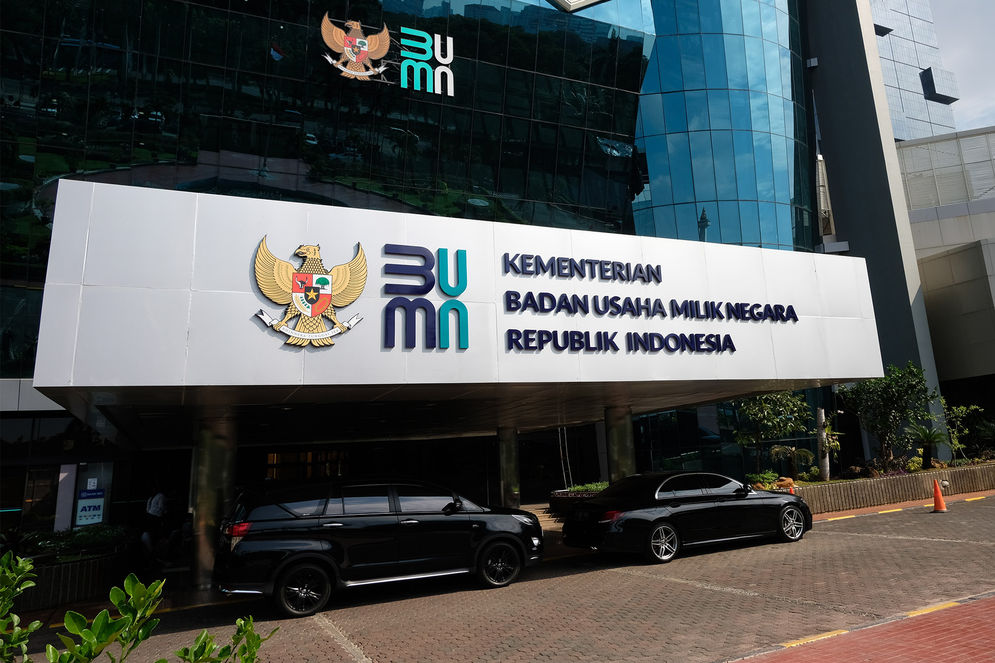 Tampak logo baru Kementerian Badan Usaha Milik Negara (BUMN) di Gedung Kementerian BUMN, Jakarta, Senin, 6 Juli 2020. Logo baru yang diluncurkan pada Rabu, 1 Juli 2020 menjadi simbolisasi dari visi dan misi kementerian maupun seluruh BUMN dalam menatap era kekinian yang penuh tantangan sekaligus kesempatan. 