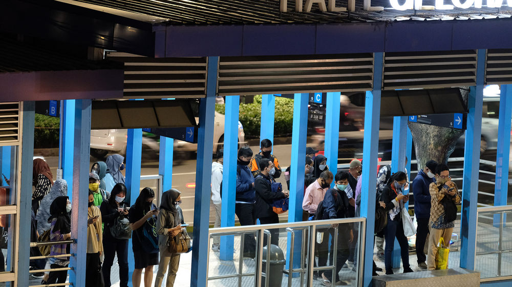 <p>Warga menunggu bus transjakarta di halte Gelora Bung Karno, Sudirman, Jakarta, Selasa, 14 Juli 2020. Dalam sepekan terakhir terjadi lonjakan kasus signifikan di Jakarta. Terhitung 7 sampai 14 Juli, tambahan kasus positif Covid-19 sebanyak 2.388 orang atau rata-rata hampir 300 orang per hari. Pengamat kebijakan publik Trubus Rahadiansyah mengatakan lonjakan kasus di Jakarta terjadi lantaran kebijakan PSBB transisi yang tak jelas. Akibatnya, masyarakat menjadi abai dengan protokol kesehatan pencegahan Covid-19. Foto: ismail Pohan/TrenAsia</p>
